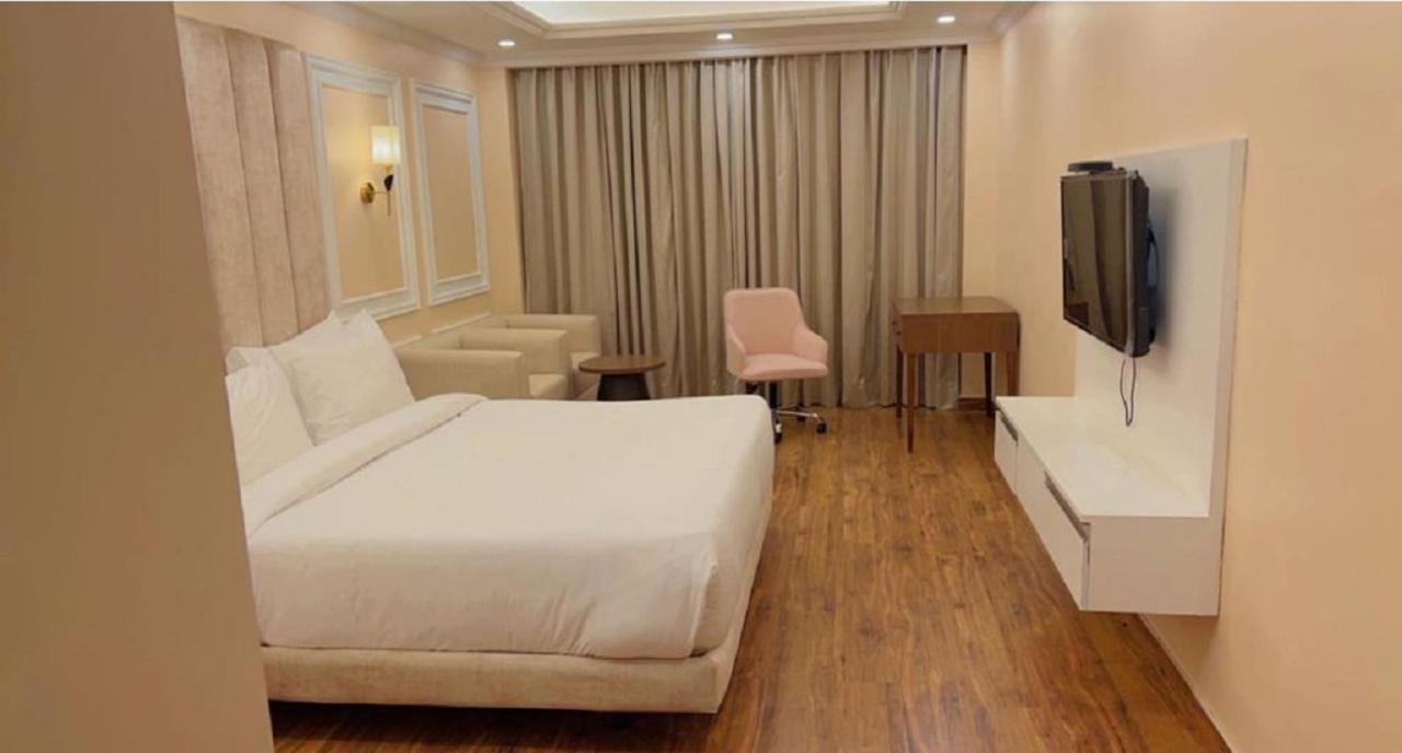 Claret Inn & Suite Далхаузи Екстериор снимка